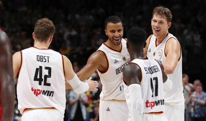 Andreas Obst, Johannes Thiemann, Dennis Schröder, Moritz Wagner (GER), deutsche Mannschaft jubelt nach Spielende Freude Jubel Basketball DBB Nationalmannschaft Herren Länderspiel Saison 2023 2024 09.08.2023 Deutschland GER vs Kanada CAN
