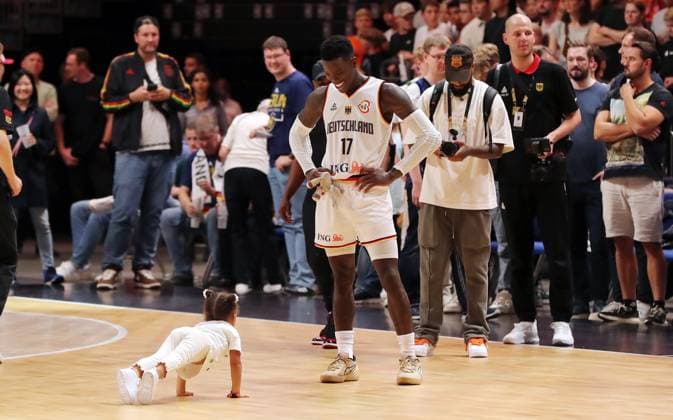 Dennis Schröder (GER) lacht, davor macht seine Tochter Liegestütz Basketball DBB Nationalmannschaft Herren Länderspiel Saison 2023 2024 09.08.2023 Deutschland GER vs Kanada CAN