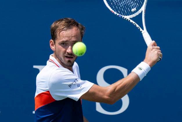 (230810) -- TORONTO, Aug. 10, 2023 -- Daniil Medvedev competes during the men s singles round of 32 match between Matteo Arnaldi of Italy and Daniil Medvedev of Russia at the National Bank Open tennis tournament in Toronto, Canada, on Aug. 9, 2023. ) (SP)CANADA-TORONTO-TENNIS-NATIONAL BANK OPEN-MEN S SINGLES ZouxZheng 