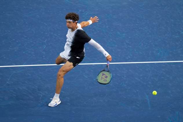 (230810) -- TORONTO, Aug. 10, 2023 -- Ben Shelton of the United States hits a return during a men s singles second round match between Carlos Alcaraz of Spain and Ben Shelton of the United States at the 2023 National Bank Open in Toronto, Canada, on Aug. 9, 2023. (Photo by Xinhua) (SP) CANADA-TORONTO-TENNIS-NATIONAL BANK OPEN-MEN S SINGLES ZouxZheng 