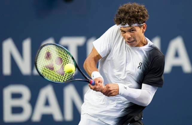 (230810) -- TORONTO, Aug. 10, 2023 -- Ben Shelton of the United States hits a return during a men s singles second round match between Carlos Alcaraz of Spain and Ben Shelton of the United States at the 2023 National Bank Open in Toronto, Canada, on Aug. 9, 2023. (Photo by Xinhua) (SP) CANADA-TORONTO-TENNIS-NATIONAL BANK OPEN-MEN S SINGLES ZouxZheng 