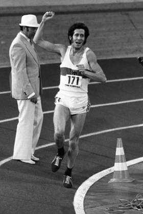 Archivbilder der Woche SPORT KW34 Ingo SENSBURG, Deutschland, Leichtathletik, 3000m-Lauf, Aktion, Jubel, jubeln, Freude, cheers, wird Europameister ueber 3000m bei der Hallen EM 1976 in Muenchen, 22.021976 Â *** Ingo SENSBURG, Germany, athletics, 3000m run, action, cheers, joy, cheers, becomes European champion over 3000m at the 1976 European Indoor Championships in Munich, 22 021976 Â