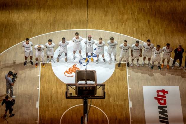 Basketball Berlin 09.08.2023 DBB Nationalmannschaft der Männer Länderspiel Testspiel Deutschland (GER) - Kanada (CAN) Teamvorstellung Deutschland Nationalhymne Oscar da Silva (Deutschland, No.01) Daniel Theis (Deutschland, No.10) Maodo Lo (Deutschland, No.04) Dennis Schröder Schroeder (Deutschland, No.17) Schröder Schroder Franz Wagner (Deutschland, No.09) Isaac Bonga (Deutschland, No.00) Nils Giffey (Deutschland, No.05) Moritz Wagner (Deutschland, No.13) Johannes Voigtmann (Deutschland, No.07) Johannes Thiemann (Deutschland, No.32) Leon Kratzer (Deutschland, No.34) Andreas Obst (Deutschland, No.42) David Krämer (Deutschland, No.44) Kraemer Kramer Gordon Herbert (Deutschland, Bundestrainer) vlnr.