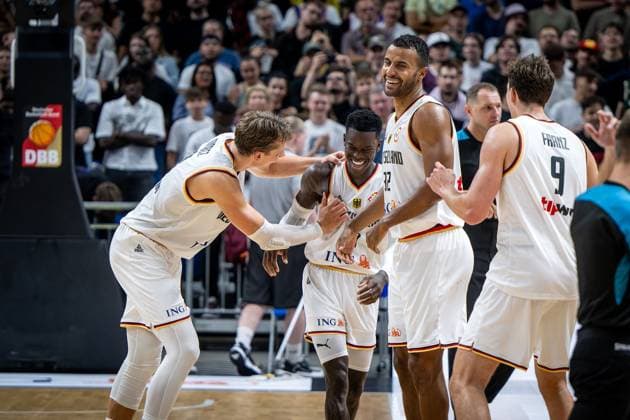 Basketball Berlin 09.08.2023 DBB Nationalmannschaft der Männer Länderspiel Testspiel Deutschland (GER) - Kanada (CAN) Moritz Wagner (Deutschland, No.13) Dennis Schröder Schroeder (Deutschland, No.17) Schröder Schroder Johannes Thiemann (Deutschland, No.32) Franz Wagner (Deutschland, No.09) Jubel