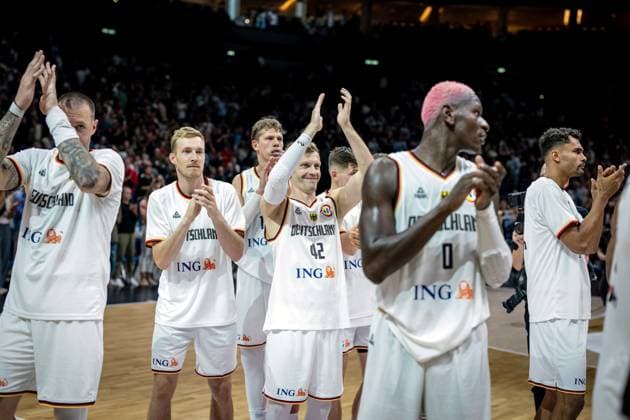 Basketball Berlin 09.08.2023 DBB Nationalmannschaft der Männer Länderspiel Testspiel Deutschland (GER) - Kanada (CAN) Jubel nach dem Spiel Daniel Theis (Deutschland, No.10) Nils Giffey (Deutschland, No.05) Moritz Wagner (Deutschland, No.13) Andreas Obst (Deutschland, No.42) Isaac Bonga (Deutschland, No.00) Oscar da Silva (Deutschland, No.01) vlnr.