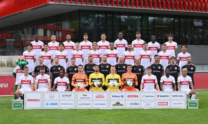FUSSBALL 1. BUNDESLIGA SAISON 2023 2024 09.08.2023 Fototermin beim VfB Stuttgart auf dem Trainingsgelaende, Mannschaftsbild: Serhou Guirassy, Waldemar Anton, Josha Vagnoman, Atakan Karazor, Konstantinos Mavropanos, Dan - Axel Zagadou, Luca Pfeiffer, Silas, Hiroki Ito (4. Reihe v.li.) Genki Haraguchi, Wataru Endo, Wooyeong Jeong, Chris Fuehrich, Borna Sosa, Jamie Leweling, Deniz Undav, Pascal Stenzel, Maximilian Mittelstaedt, Enzo Millot (3. Reihe v.li.) VfB Maskottchen Fritzle, Spielanalyst Jasper Smets, Chefanalytiker Marcus Fregin, Spielanalyst Jan Schimpchen, Praeventivtrainer Martin Franz, Matthias Schiffers, Torwart Trainer Steffen Krebs, Techniktrainer Nathaniel Weiss, Co-Trainer Malik Fathi, Co-Trainer David Krecidlo, Trainer Sebastian Hoeness (1. Reihe v.li.) Jovan Milosevic, Lilian Egloff, Mohamed Sankoh, Torwart Dennis Seimen, Torwart Fabian Bredlow, Torwart Alexander Nuebel, Torwart Florian Schock, Thomas Kastanaras, Clinton Mola und Roberto Massimo (1. Reihe v.li.)