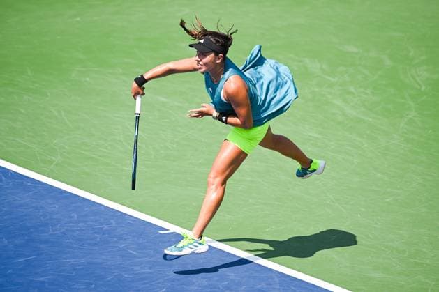 MONTREAL, QC - AUGUST 10: Jessica Pegula (USA) serves the ball during a third round match at WTA, Tennis Damen National Bank Open on August 10, 2023 at IGA Stadium in Montreal, QC (Photo by David Kirouac Icon Sportswire) TENNIS: AUG 10 National Bank Open EDITORIAL USE ONLY Icon230810009