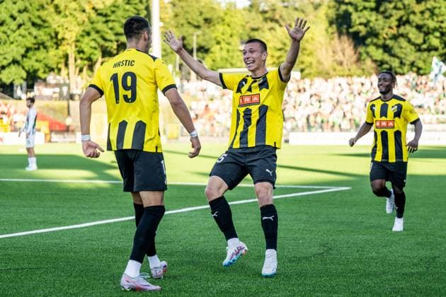 230810 Srdjan Hrstic of Häcken celebrates with Kristoffer Lund Hansen and Ibrahim Sadiq of Häcken after 0-1 during the UEFA Europa League qualifying match between Zalgiris Vilnius and Häcken on August 10, 2023 in Vilnius. Photo: Emma Wallskog BILDBYRAN COP 320 EW0236 fotboll football soccer fotball uefa europa league zalgiris vilnius häcken bbeng jubel Copyright: EMMAxWALLSKOG BB230810EW030