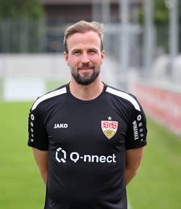 FUSSBALL 1. BUNDESLIGA SAISON 2023 2024 09.08.2023 Fototermin beim VfB Stuttgart auf dem Trainingsgelaende: Trainer Sebastian Hoeness