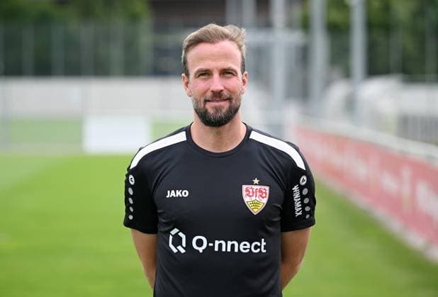 FUSSBALL 1. BUNDESLIGA SAISON 2023 2024 09.08.2023 Fototermin beim VfB Stuttgart auf dem Trainingsgelaende: Trainer Sebastian Hoeness