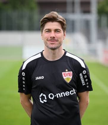 FUSSBALL 1. BUNDESLIGA SAISON 2023 2024 09.08.2023 Fototermin beim VfB Stuttgart auf dem Trainingsgelaende: Co - Trainer David Krecidlo