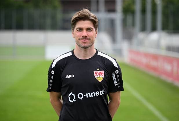 FUSSBALL 1. BUNDESLIGA SAISON 2023 2024 09.08.2023 Fototermin beim VfB Stuttgart auf dem Trainingsgelaende: Co - Trainer David Krecidlo