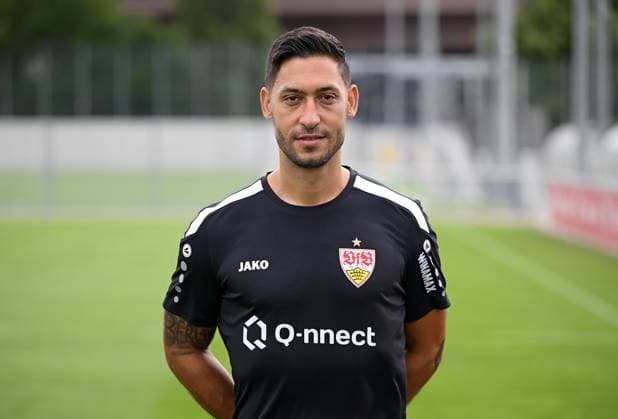 FUSSBALL 1. BUNDESLIGA SAISON 2023 2024 09.08.2023 Fototermin beim VfB Stuttgart auf dem Trainingsgelaende: Co - Trainer David Krecidlo