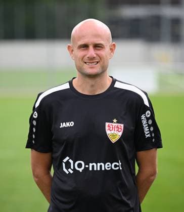 FUSSBALL 1. BUNDESLIGA SAISON 2023 2024 09.08.2023 Fototermin beim VfB Stuttgart auf dem Trainingsgelaende: Techniktrainer Nathaniel Weiss