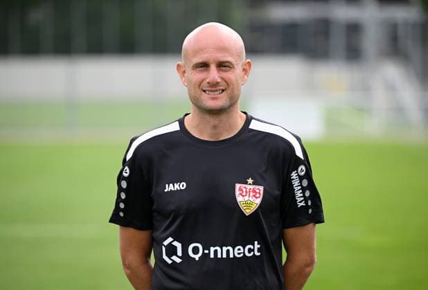 FUSSBALL 1. BUNDESLIGA SAISON 2023 2024 09.08.2023 Fototermin beim VfB Stuttgart auf dem Trainingsgelaende: Techniktrainer Nathaniel Weiss