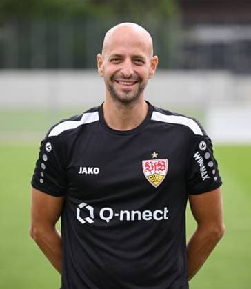 FUSSBALL 1. BUNDESLIGA SAISON 2023 2024 09.08.2023 Fototermin beim VfB Stuttgart auf dem Trainingsgelaende: Torwart - Trainer Steffen Krebs