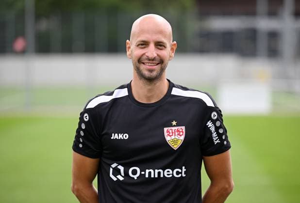 FUSSBALL 1. BUNDESLIGA SAISON 2023 2024 09.08.2023 Fototermin beim VfB Stuttgart auf dem Trainingsgelaende: Torwart - Trainer Steffen Krebs