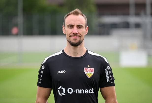 FUSSBALL 1. BUNDESLIGA SAISON 2023 2024 09.08.2023 Fototermin beim VfB Stuttgart auf dem Trainingsgelaende: Athletiktrainer Matthias Schiffers