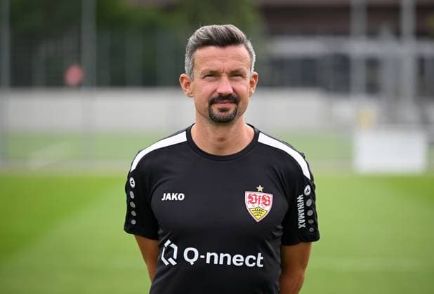 FUSSBALL 1. BUNDESLIGA SAISON 2023 2024 09.08.2023 Fototermin beim VfB Stuttgart auf dem Trainingsgelaende: Praeventivtrainer Martin Franz