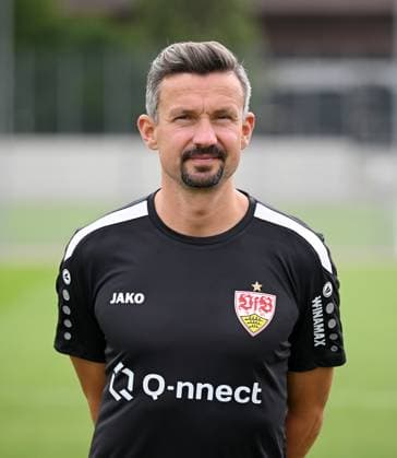 FUSSBALL 1. BUNDESLIGA SAISON 2023 2024 09.08.2023 Fototermin beim VfB Stuttgart auf dem Trainingsgelaende: Praeventivtrainer Martin Franz