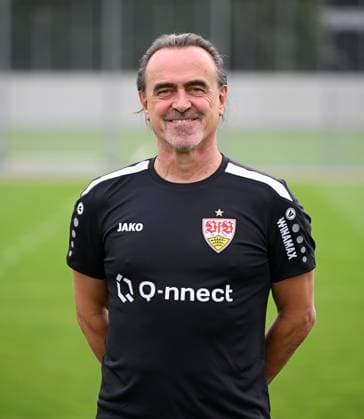 FUSSBALL 1. BUNDESLIGA SAISON 2023 2024 09.08.2023 Fototermin beim VfB Stuttgart auf dem Trainingsgelaende: Teammanager Guenther Schaefer