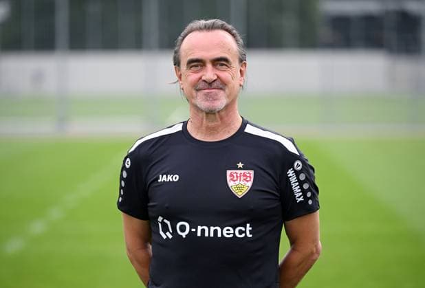 FUSSBALL 1. BUNDESLIGA SAISON 2023 2024 09.08.2023 Fototermin beim VfB Stuttgart auf dem Trainingsgelaende: Teammanager Guenther Schaefer