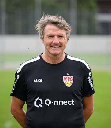 FUSSBALL 1. BUNDESLIGA SAISON 2023 2024 09.08.2023 Fototermin beim VfB Stuttgart auf dem Trainingsgelaende: Teammanager Peter Reichert