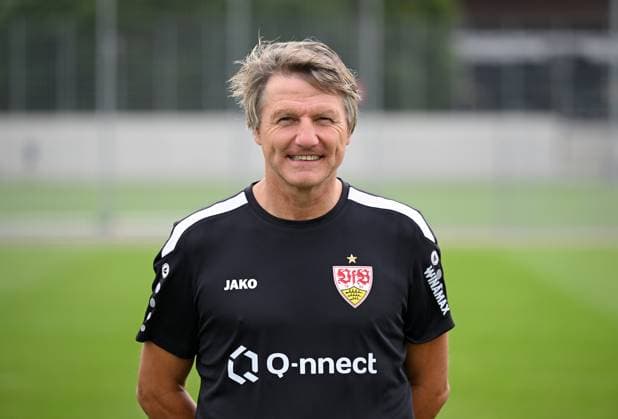 FUSSBALL 1. BUNDESLIGA SAISON 2023 2024 09.08.2023 Fototermin beim VfB Stuttgart auf dem Trainingsgelaende: Teammanager Peter Reichert