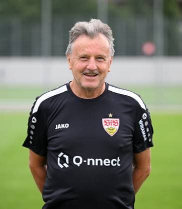 FUSSBALL 1. BUNDESLIGA SAISON 2023 2024 09.08.2023 Fototermin beim VfB Stuttgart auf dem Trainingsgelaende: Physiotherapeut Gerhard Woern