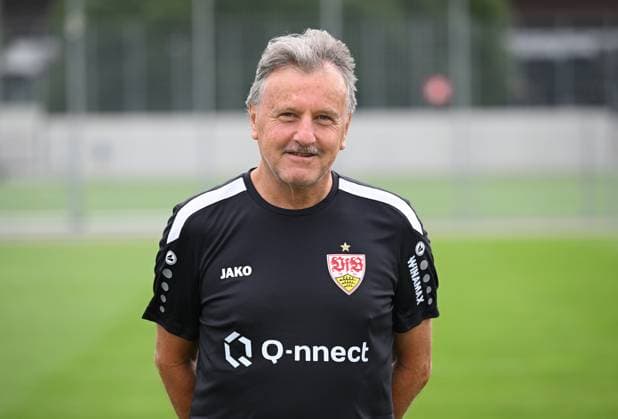 FUSSBALL 1. BUNDESLIGA SAISON 2023 2024 09.08.2023 Fototermin beim VfB Stuttgart auf dem Trainingsgelaende: Physiotherapeut Gerhard Woern