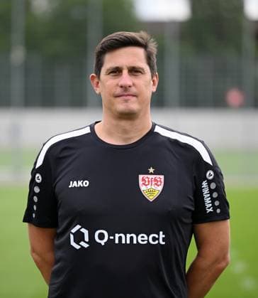 FUSSBALL 1. BUNDESLIGA SAISON 2023 2024 09.08.2023 Fototermin beim VfB Stuttgart auf dem Trainingsgelaende: Physiotherapeut Manuel Roth