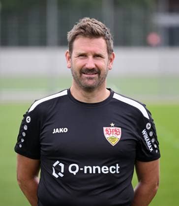 FUSSBALL 1. BUNDESLIGA SAISON 2023 2024 09.08.2023 Fototermin beim VfB Stuttgart auf dem Trainingsgelaende: Physiotherapeut Matthias Hahn