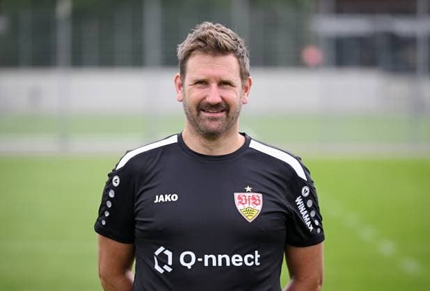 FUSSBALL 1. BUNDESLIGA SAISON 2023 2024 09.08.2023 Fototermin beim VfB Stuttgart auf dem Trainingsgelaende: Physiotherapeut Matthias Hahn