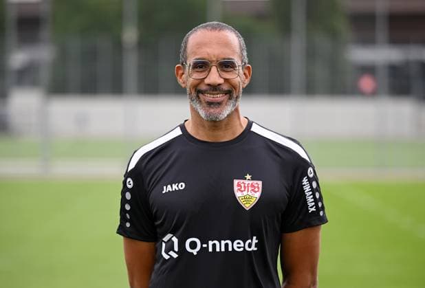 FUSSBALL 1. BUNDESLIGA SAISON 2023 2024 09.08.2023 Fototermin beim VfB Stuttgart auf dem Trainingsgelaende: Mannschaftsarzt Prof. Dr. Raymond Best