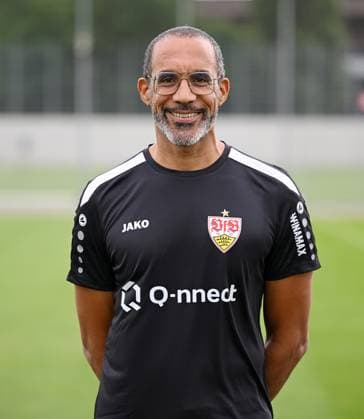 FUSSBALL 1. BUNDESLIGA SAISON 2023 2024 09.08.2023 Fototermin beim VfB Stuttgart auf dem Trainingsgelaende: Mannschaftsarzt Prof. Dr. Raymond Best