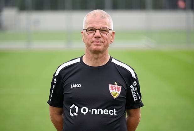 FUSSBALL 1. BUNDESLIGA SAISON 2023 2024 09.08.2023 Fototermin beim VfB Stuttgart auf dem Trainingsgelaende: Zeugwart Michael Meusch