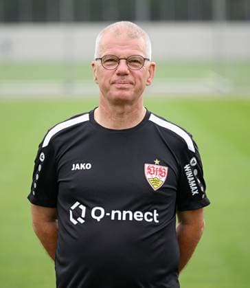 FUSSBALL 1. BUNDESLIGA SAISON 2023 2024 09.08.2023 Fototermin beim VfB Stuttgart auf dem Trainingsgelaende: Zeugwart Michael Meusch