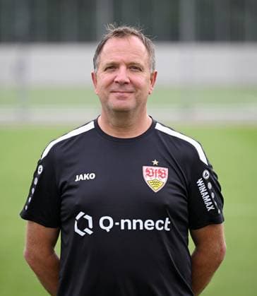 FUSSBALL 1. BUNDESLIGA SAISON 2023 2024 09.08.2023 Fototermin beim VfB Stuttgart auf dem Trainingsgelaende: Zeugwart Thomas Schultheiss