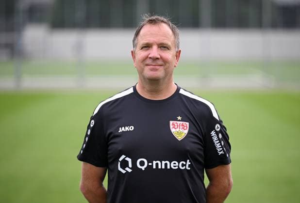FUSSBALL 1. BUNDESLIGA SAISON 2023 2024 09.08.2023 Fototermin beim VfB Stuttgart auf dem Trainingsgelaende: Zeugwart Thomas Schultheiss