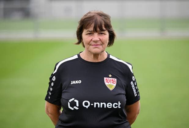 FUSSBALL 1. BUNDESLIGA SAISON 2023 2024 09.08.2023 Fototermin beim VfB Stuttgart auf dem Trainingsgelaende: Zeugwartin Gordana Markovic-Masala