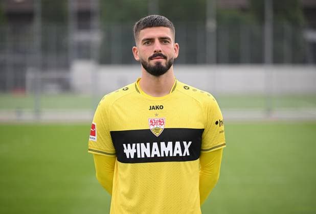 FUSSBALL 1. BUNDESLIGA SAISON 2023 2024 09.08.2023 Fototermin beim VfB Stuttgart auf dem Trainingsgelaende: Torwart Fabian Bredlow