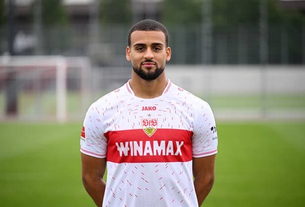 FUSSBALL 1. BUNDESLIGA SAISON 2023 2024 09.08.2023 Fototermin beim VfB Stuttgart auf dem Trainingsgelaende: Josha Vagnoman