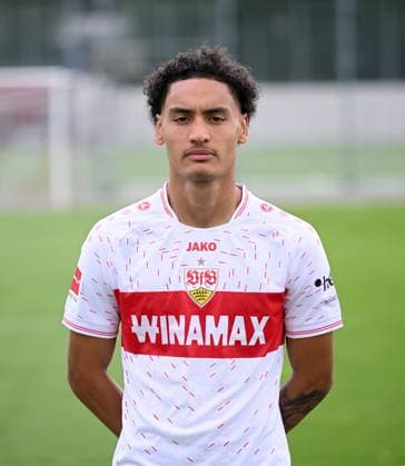 FUSSBALL 1. BUNDESLIGA SAISON 2023 2024 09.08.2023 Fototermin beim VfB Stuttgart auf dem Trainingsgelaende: Enzo Millot