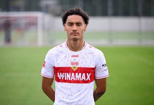 FUSSBALL 1. BUNDESLIGA SAISON 2023 2024 09.08.2023 Fototermin beim VfB Stuttgart auf dem Trainingsgelaende: Enzo Millot
