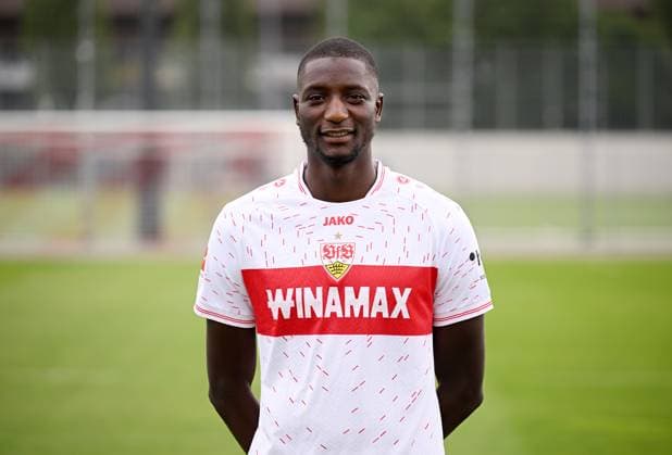 FUSSBALL 1. BUNDESLIGA SAISON 2023 2024 09.08.2023 Fototermin beim VfB Stuttgart auf dem Trainingsgelaende: Serhou Guirassy