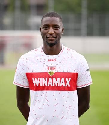 FUSSBALL 1. BUNDESLIGA SAISON 2023 2024 09.08.2023 Fototermin beim VfB Stuttgart auf dem Trainingsgelaende: Serhou Guirassy