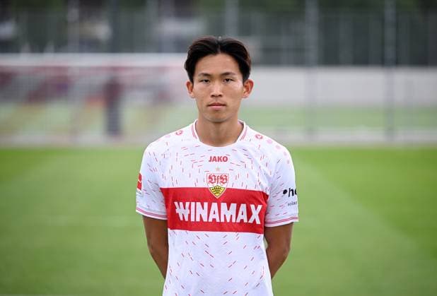 FUSSBALL 1. BUNDESLIGA SAISON 2023 2024 09.08.2023 Fototermin beim VfB Stuttgart auf dem Trainingsgelaende: Wooyeong Jeong