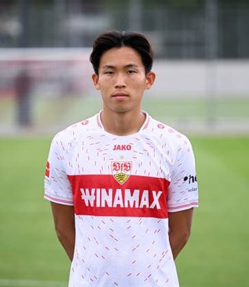 FUSSBALL 1. BUNDESLIGA SAISON 2023 2024 09.08.2023 Fototermin beim VfB Stuttgart auf dem Trainingsgelaende: Wooyeong Jeong