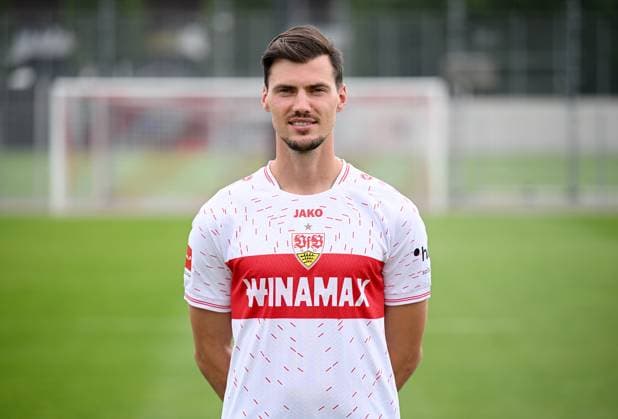 FUSSBALL 1. BUNDESLIGA SAISON 2023 2024 09.08.2023 Fototermin beim VfB Stuttgart auf dem Trainingsgelaende: Pascal Stenzel