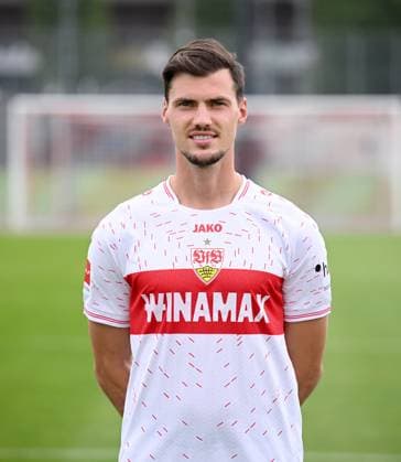 FUSSBALL 1. BUNDESLIGA SAISON 2023 2024 09.08.2023 Fototermin beim VfB Stuttgart auf dem Trainingsgelaende: Pascal Stenzel